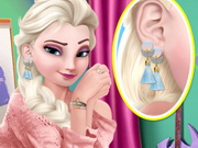 تلبيس الحلق Elsa First Earring Trying